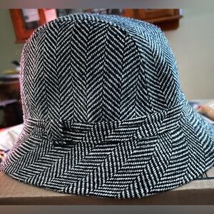 mantles Classic Black and White Herringbone Hat